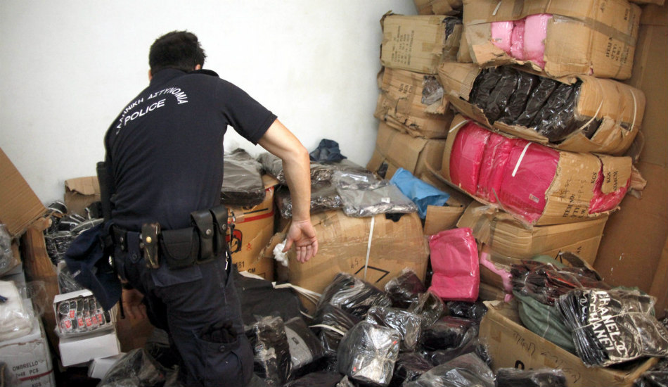 ΑΓΙΑ ΝΑΠΑ: Μεγάλη επιχείρηση Τελωνείου και Αστυνομίας – Χιλιάδες κατασχέσεις επώνυμων προϊόντων – Χειροπέδες και σε δυο Ελληνοκύπριους