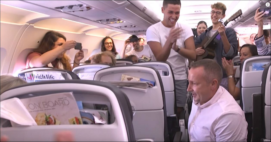 Πρόταση γάμου στον αέρα: Η πτήση από Λονδίνο στη Λάρνακα έκρυβε μια μεγάλη έκπληξη! Έστησαν «πάρτι» μετά το «ΝΑΙ» - VIDEO