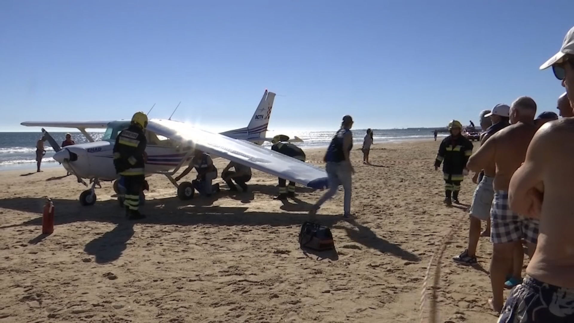 ΠΟΡΤΟΓΑΛΙΑ: Δυο λουόμενοι έχασαν τη ζωή τους όταν αεροσκάφος προσγειώθηκε σε παραλία