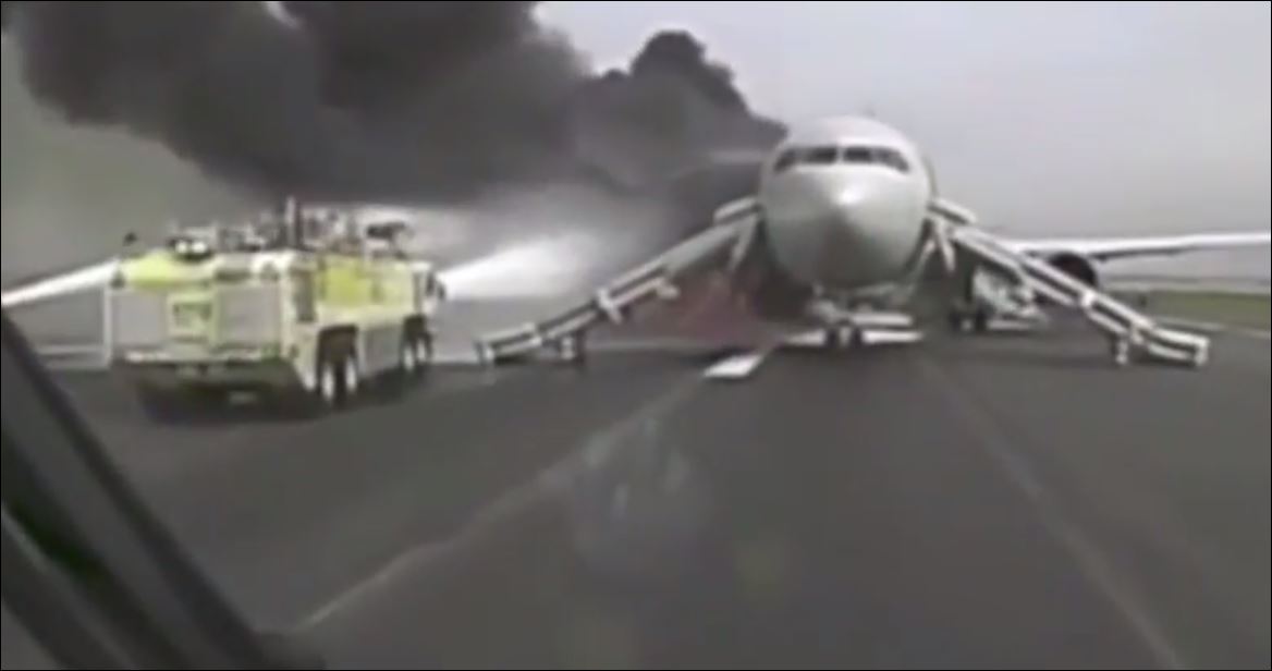 Αεροπλάνο γεμάτο επιβάτες τυλίγεται στις φλόγες, ελάχιστα πριν απογειωθεί - VIDEO