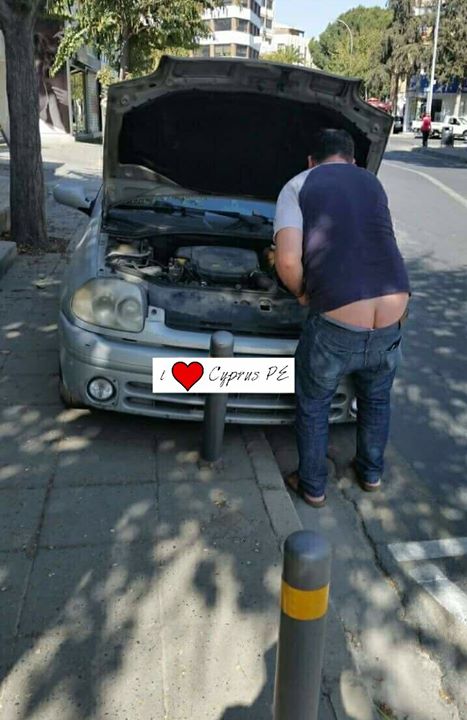 Ουπς! Άντρας ενώ επιδιόρθωνε το όχημά του σε δρόμο της Λευκωσίας, του έπεσε το... παντελόνι! - ΦΩΤΟΓΡΑΦΙΑ
