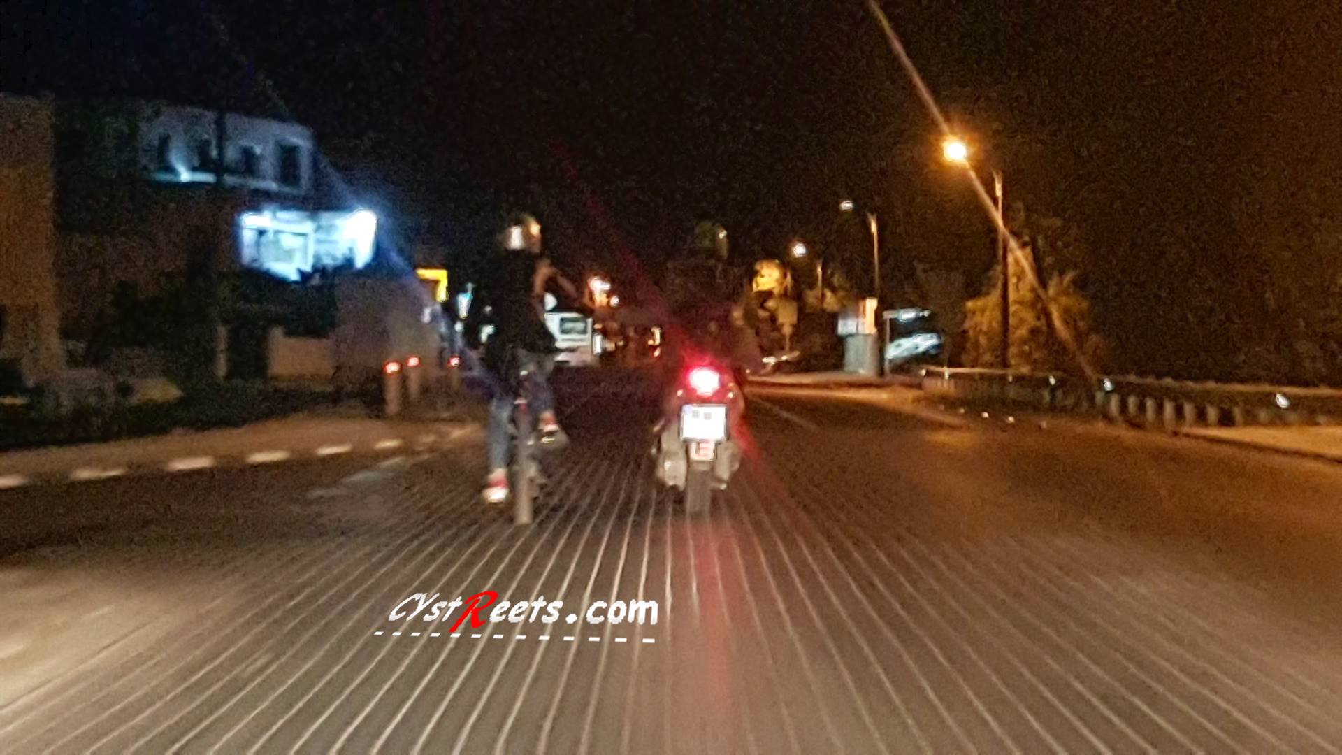 ΚΥΠΡΟΣ: Μοτοσικλετιστής τραβούσε απ'το χέρι ποδηλάτη και προχωρούσαν στον δρόμο - ΦΩΤΟΓΡΑΦΙΑ