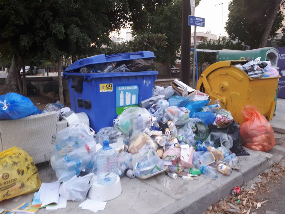 ΛΕΜΕΣΟΣ: Εικόνες ντροπής, δρόμος γεμάτος σκουπίδια μετά από τα απορριμματοφόρα - ΦΩΤΟΓΡΑΦΙΕΣ