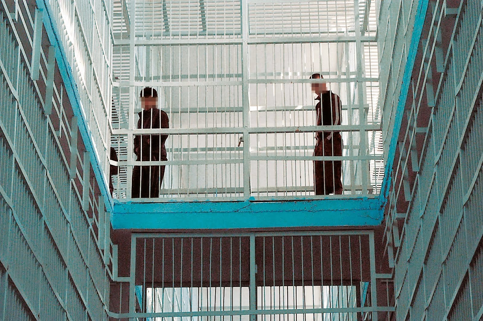 Φυλακισμένοι δραπέτευσαν από το κελί τους για να σώσουν φρουρό από καρδιακό επεισόδιο - Πανικοβλήθηκαν οι Αρχές - VIDEO