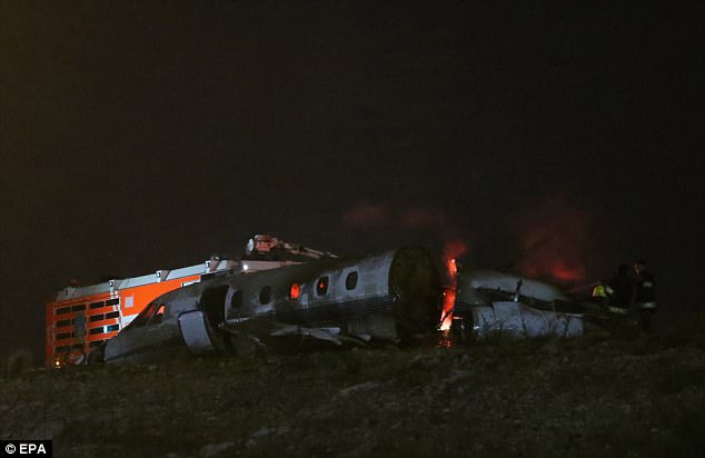 Στην Κύπρο κατευθυνόταν το αεροσκάφος που συνετρίβη στην Τουρκία – Τυλίχθηκε στις φλόγες και κόπηκε στα δύο