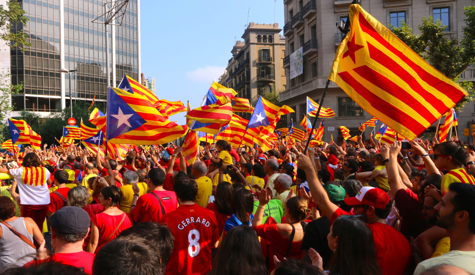 ΙΣΠΑΝΙΑ: Καταλανοί κατάλαβαν εκλογικά τμήματα για να τα προστατεύσουν ενόψει δημοψηφίσματος