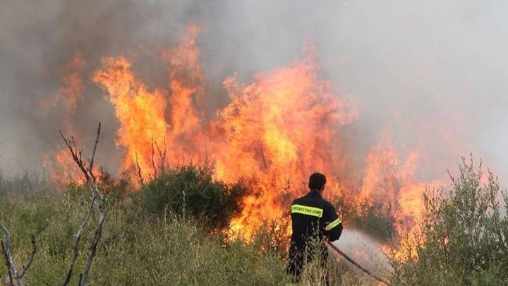 «Έτρεχε» η Πυροσβεστική στην Πάφο - Θεριστική μηχανή άρπαξε φωτιά καθώς χρησιμοποιείτο - Ξέσπασε πυρκαγιά