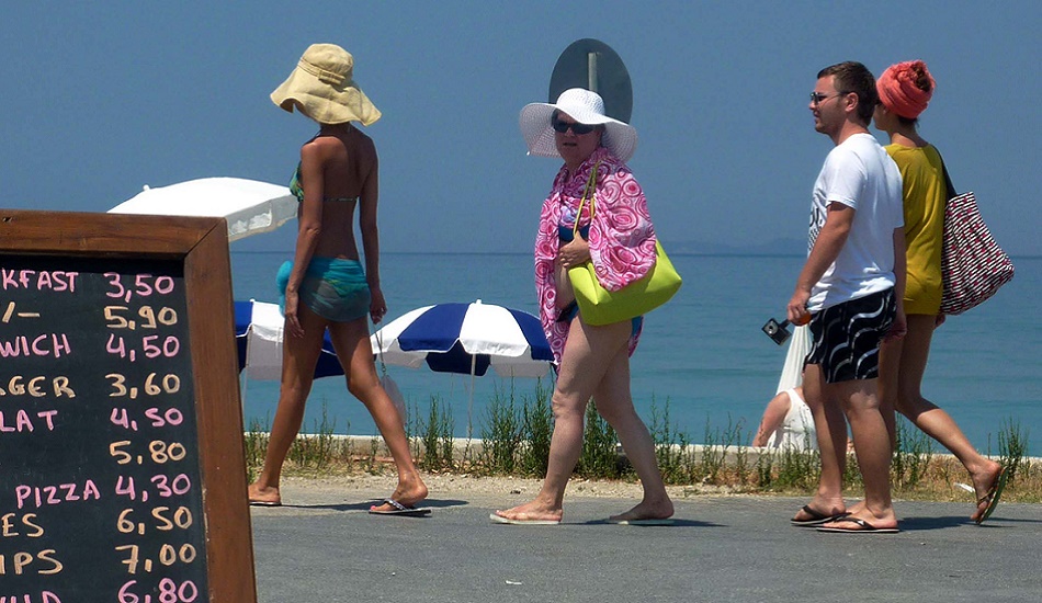 Αύξηση ρεκόρ των τουριστών τον Ιούλιο αλλά δεν ξοδεύουν χρήμα