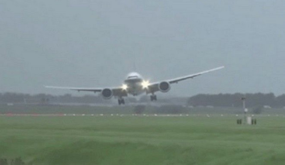Βίντεο που κόβει την ανάσα: Αεροπλάνο προσγειώνεται με το πλάι εν μέσω θύελλας