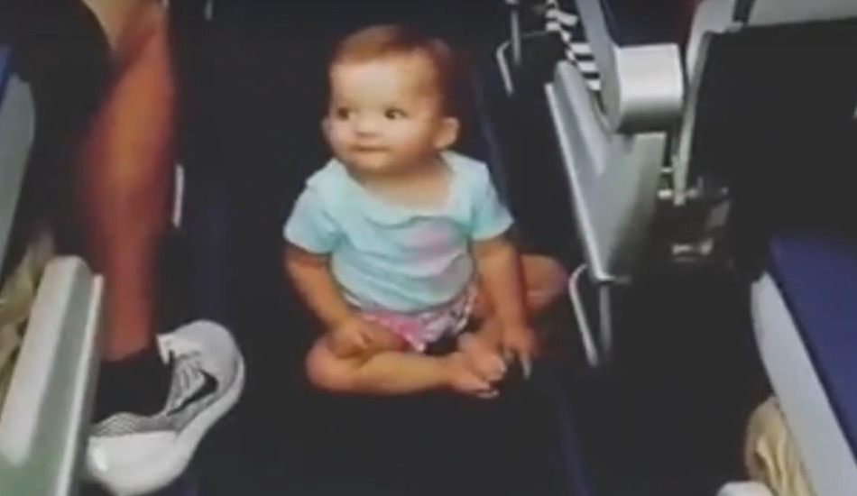 Αεροσυνοδός από κούνια – Ένα μικρό κοριτσάκι ξετρέλανε τους συνεπιβάτες της στο αεροπλάνο με τα παιχνίδια της - VIDEO