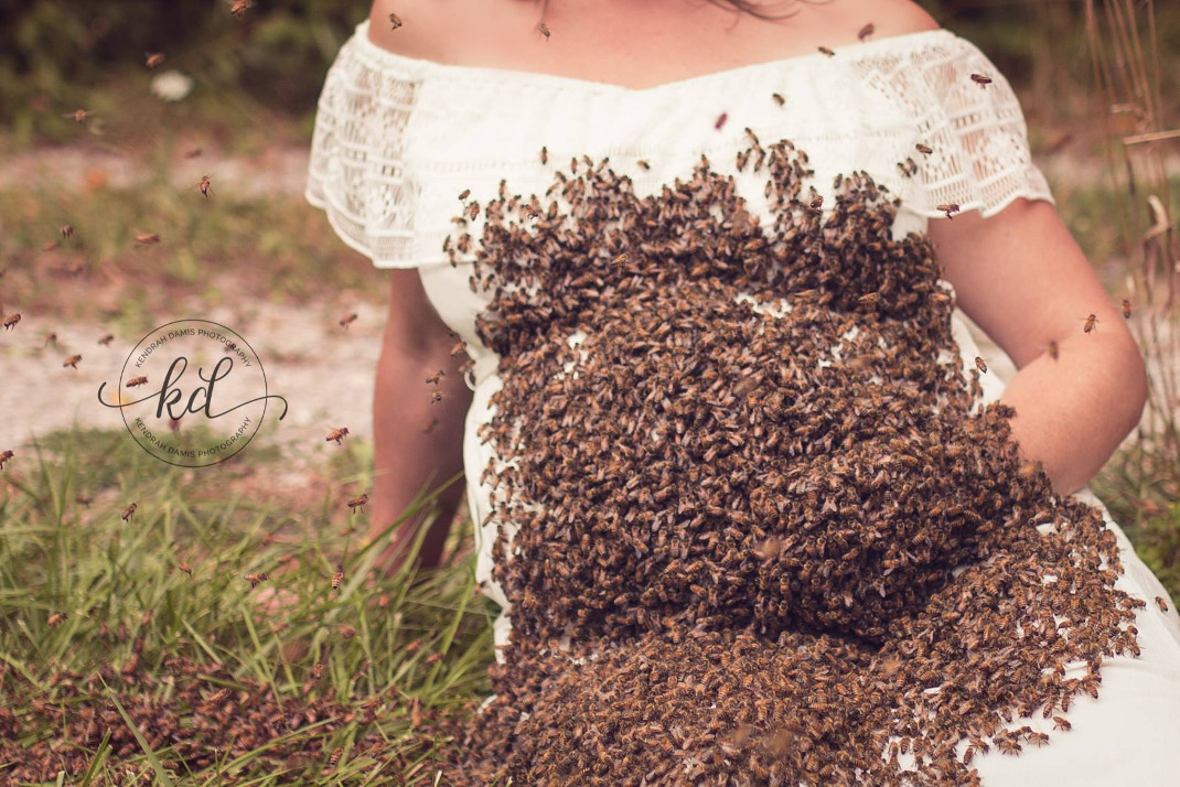 Έγκυος ποζάρει με 20.000 μέλισσες στην κοιλιά της σε μια σοκαριστική φωτογράφιση