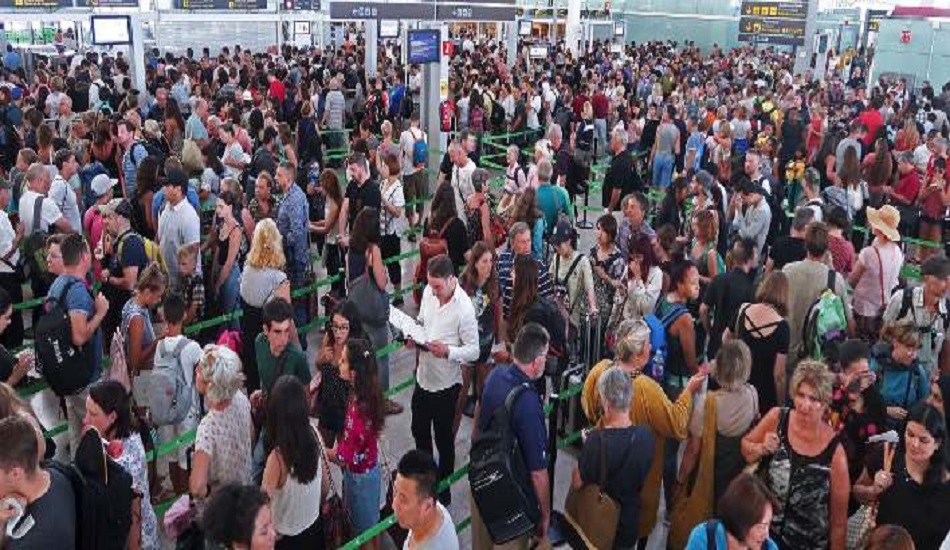 Χάος στα αεροδρόμια των μεγάλων ευρωπαϊκών πόλεων λόγω χαλασμένου συστήματος - Δεν μπορούσε να γίνει check-in - ΦΩΤΟΓΡΑΦΙΕΣ