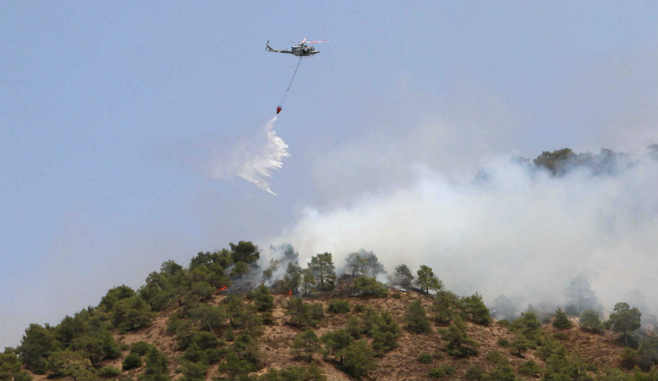 ΠΥΡΚΑΓΙΑ ΠΑΦΟΥ: Εκτός ελέγχου μέτωπο φωτιάς σε δύσβατη περιοχή – Στον αέρα και ελικόπτερο των Βάσεων