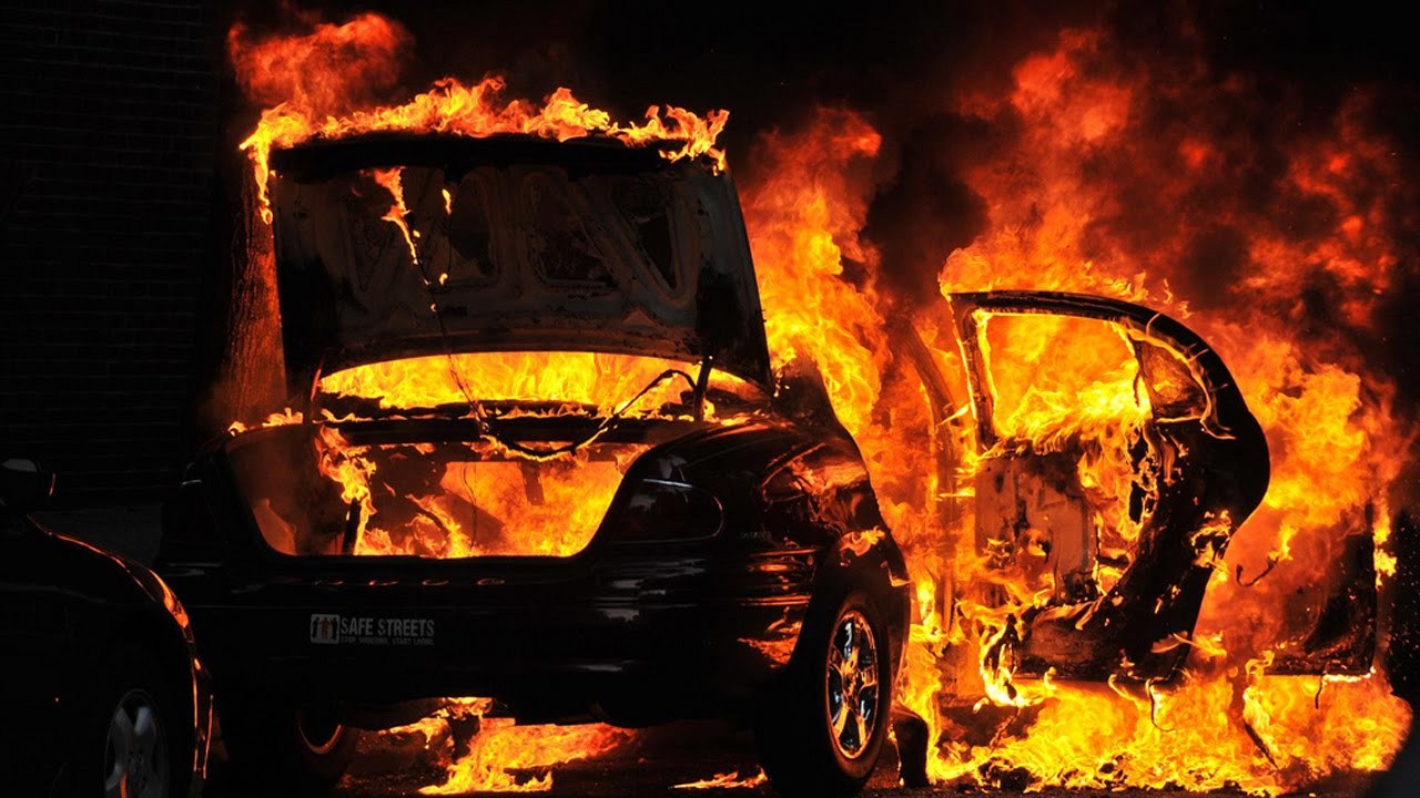ΛΕΥΚΩΣΙΑ: Τυλίχθηκε στις φλόγες όχημα μάρκας BMW - Φύλαγε την σκηνή όλη νύχτα η Αστυνομία