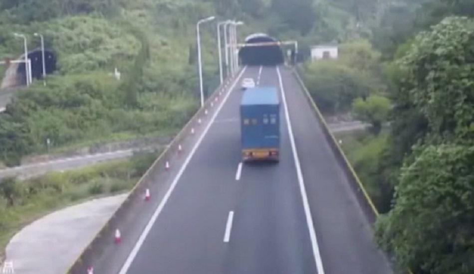 Απίστευτο ΒΙΝΤΕΟ: Φορτηγό προσκρούει σε τούνελ - Για λίγα δευτερόλεπτα βρίσκεται στον αέρα
