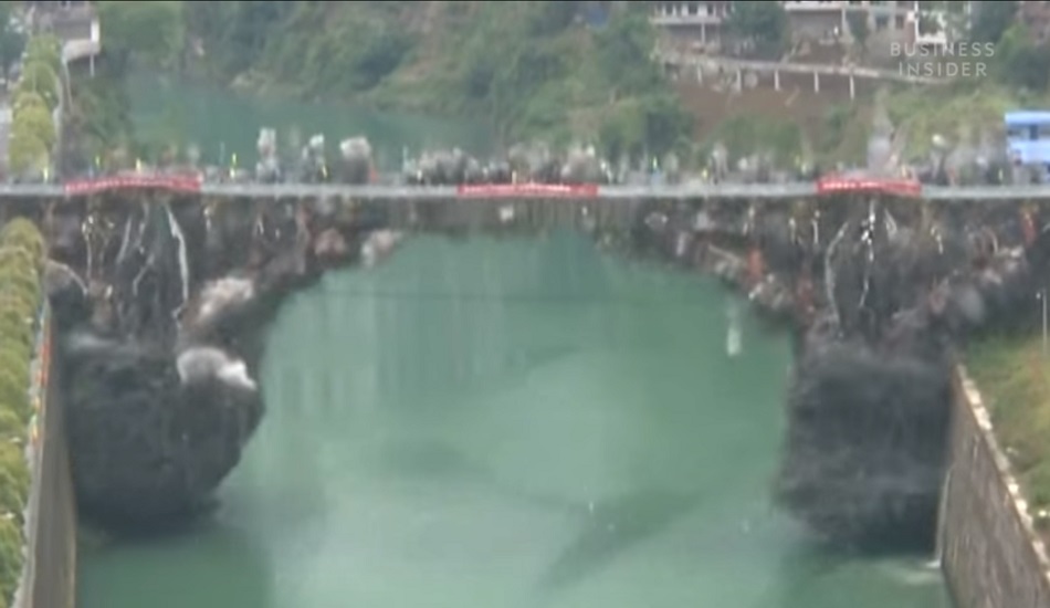 Κίνα: Γέφυρα καταστράφηκε σε ένα δευτερόλεπτο και θα ξαναχτιστεί σε ένα χρόνο - ΒΙΝΤΕΟ από την κατάρριψη