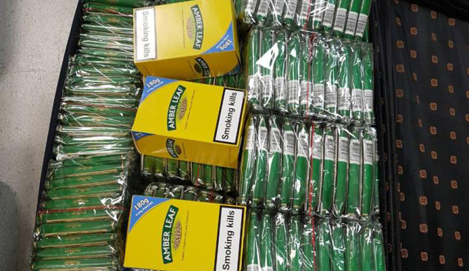 ΑΕΡΟΔΡΟΜΙΟ ΛΑΡΝΑΚΑ: Στις αποσκευές τους αντί για ρούχα είχαν 64 κιλά καπνού για στριφτό τσιγάρο - Σύλληψη τριών