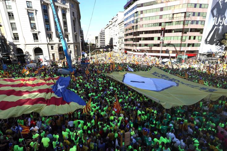 ΙΣΠΑΝΙΑ: Χιλιάδες διαδηλωτές στη Βαρκελώνη, υπέρ του δημοψηφίσματος για την ανεξαρτησία της Καταλονίας