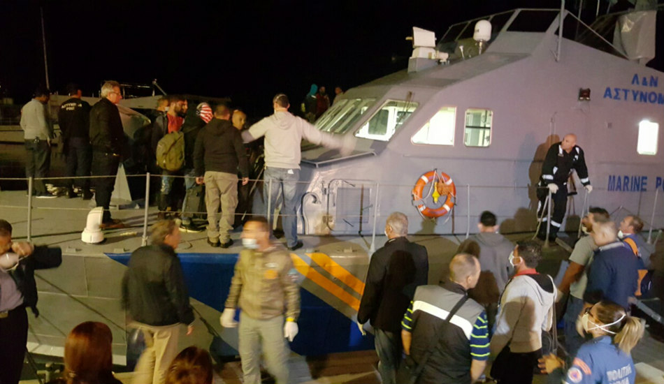ΠΩΜΟΣ: Ολονύχτια επιχείρηση για τη διάσωση των μεταναστών – Κινδύνευε το δεύτερο πλοιάριο να βουλιάξει – Σύλληψη από Αστυνομία   