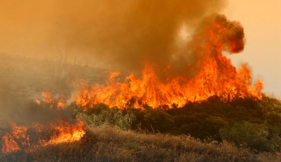 ΠΑΦΟΣ: Έκτακτο δελτίο της Πυροσβεστικής - Δίνουν μάχη με τις φλόγες - Στον ουρανό ελικόπτερα