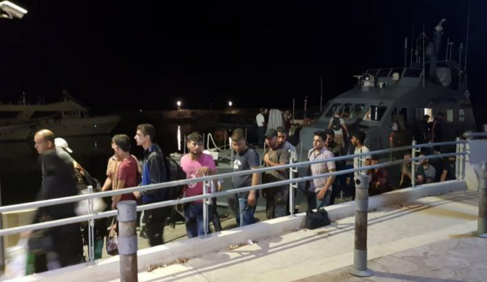 Αρκετά κοντά από τις ακτές του Πωμού τα πλοιάρια που μεταφέρουν μετανάστες – Δεν διατρέχουν κίνδυνο
