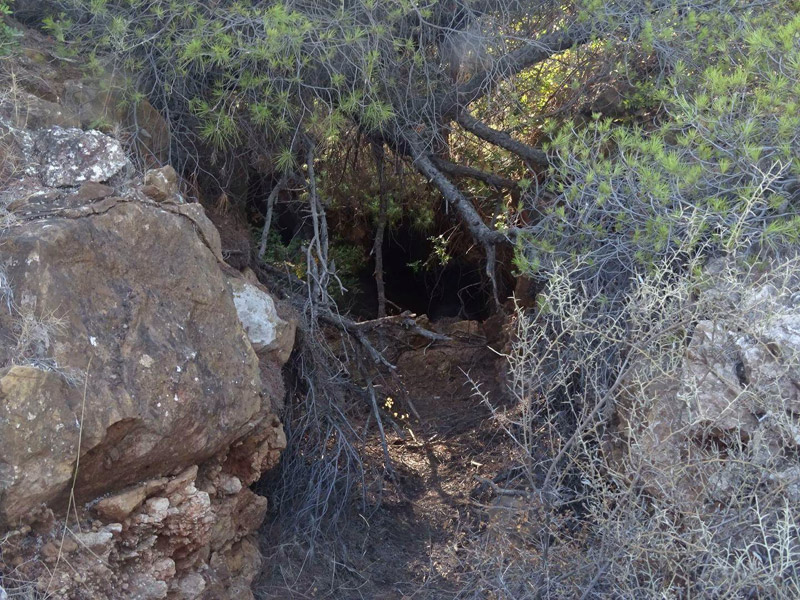 ΕΛΛΑΔΑ: Ανθρώπινα οστά βρέθηκαν σε βαλίτσα μπροστά σε σπηλιά - ΦΩΤΟΓΡΑΦΙΕΣ