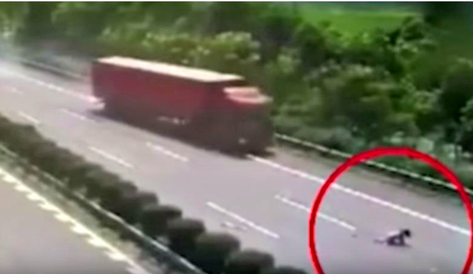 Σφοδρή σύγκρουση οχήματος με φορτηγό - Κοριτσάκι εκτοξεύθηκε από το όχημα και βρέθηκε στον αυτοκινητόδρομο - VIDEO