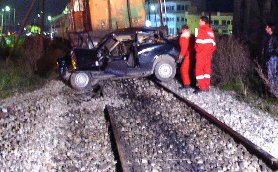 Σφοδρή σύγκρουση οχήματος με τρένο στην Ελλάδα - Σοβαρά τραυματισμένος ο οδηγός- ΦΩΤΟΓΡΑΦΙΑ