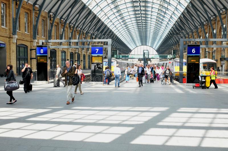 23χρονος ερωτοτροπούσε με 45χρονη έξω από σταθμό τρένου στο Λονδίνο - Το έμαθε από την μητέρα του - VIDEO ΑΚΑΤΑΛΛΗΛΟ ΓΙΑ ΑΝΗΛΙΚΟΥΣ