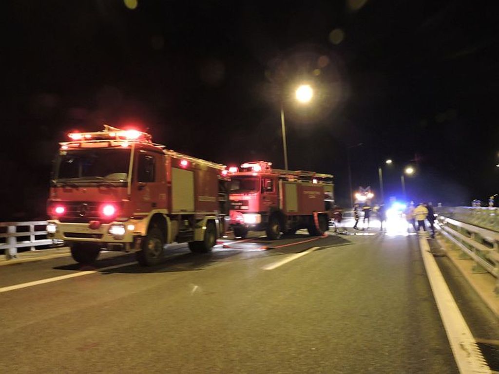 Ξέσπασε φωτιά σε ημιφορτηγό όχημα που κινείτο στον αυτοκινητόδρομο Λεμεσού - Πάφου