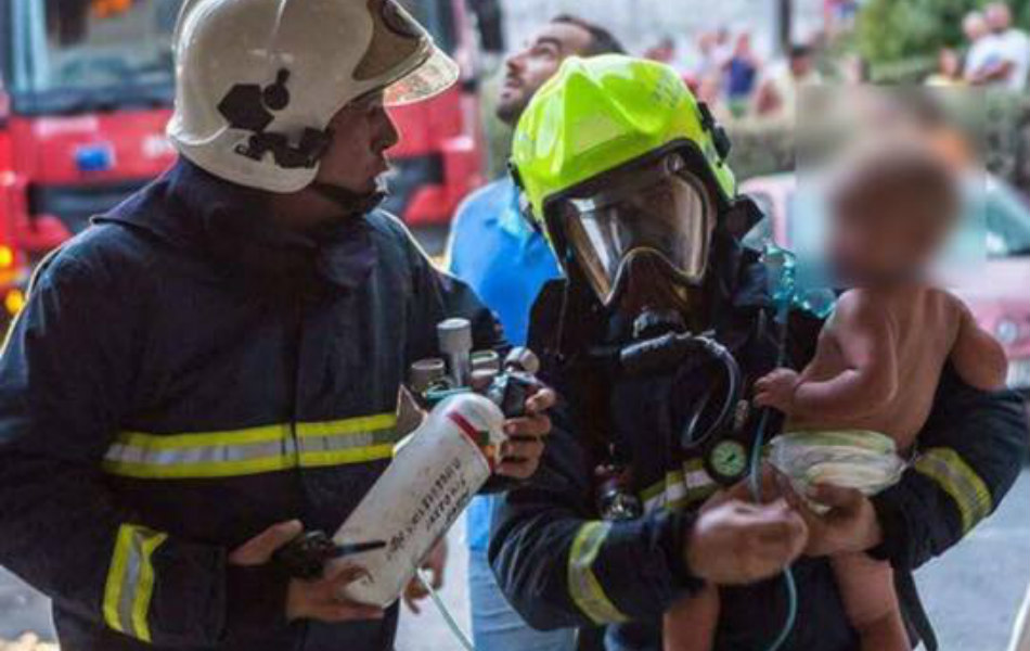 ΛΕΜΕΣΟΣ- ΦΩΤΙΑ ΣΕ ΔΙΑΜΕΡΙΣΜΑ: Συγκλονίζει η μαρτυρία του πυροσβέστη που έσωσε το παιδάκι από τις φλόγες - «Είπα, Θεέ μου βοήθα με» VIDEO