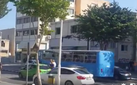 ΛΕΜΕΣΟΣ: Η απίστευτη κίνηση οδηγού μαθητικού λεωφορείου όταν τον "έκλεισαν" σε κεντρικό δρόμο της πόλης- Άφωνοι οι θεατές του γεγονότος -VIDEO