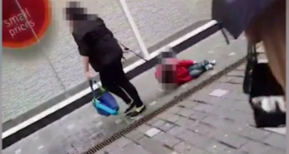 Χαμός στο διαδίκτυο με VIDEO που δείχνει μια μάνα να σέρνει με το λουρί το 4χρονο αυτιστικό αγοράκι της στον δρόμο