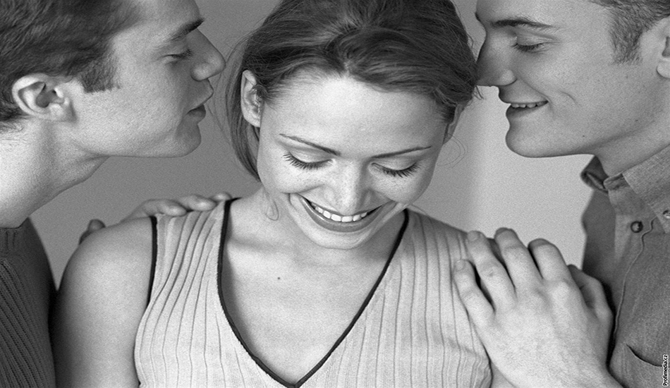 Αυξάνονται τα ερωτικά τρίγωνα λόγω «στενών σχέσεων» μεταξύ φίλων και αποδοχής της ομοφυλοφιλίας