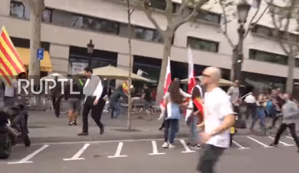 Οδηγούνται στα άκρα οι σχέσεις Καταλανών με υποστηρικτές της Ισπανίας - Καρεκλοπόλεμος στο κέντρο της Βαρκελόνης - ΒΙΝΤΕΟ