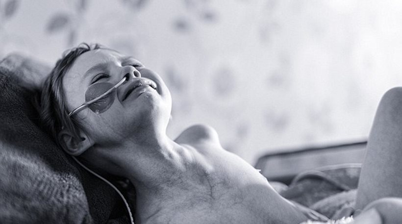 Συγκλονίζει ένας πατέρας που φωτογράφισε την κόρη του να πεθαίνει από καρκίνο - Εξομολογείται τι ακριβώς έζησε - ΦΩΤΟΓΡΑΦΙΑ