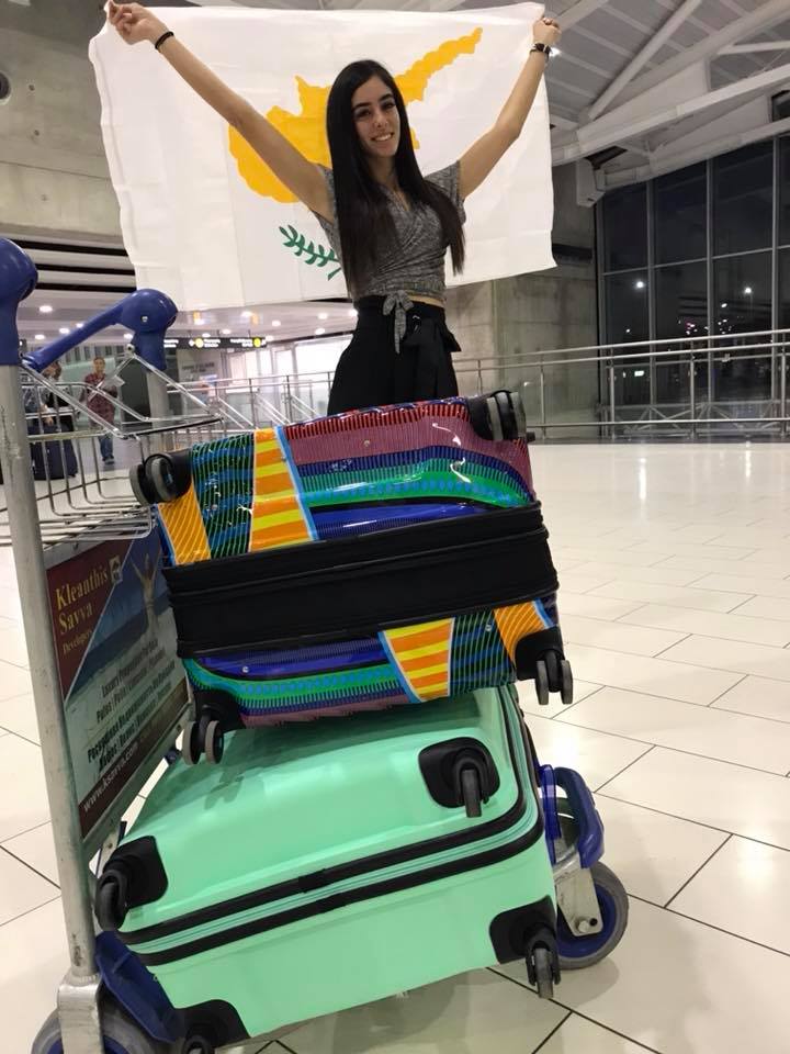 Η Star Κύπρος 2016 με μια κυπριακή σημαία και δύο τεράστιες βαλίτσες στο αεροδρόμιο Λάρνακας - ΦΩΤΟΓΡΑΦΙΑ
