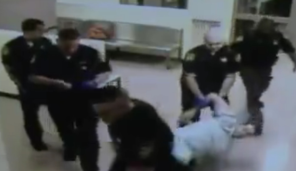 Αστυνομικοί σέρνουν και χτυπούν κρατούμενο – VIDEO – ΠΡΟΣΟΧΗ ΣΚΛΗΡΕΣ ΕΙΚΟΝΕΣ