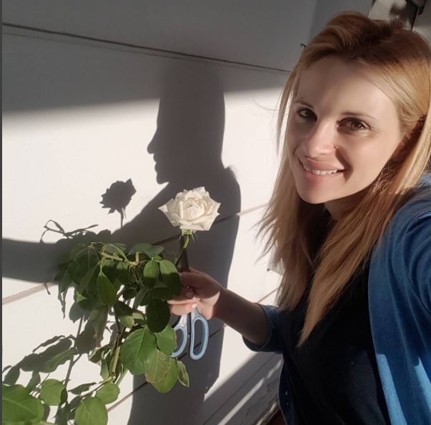 Η πρώτη φωτογραφία της Αριστοτέλους στο instagram μετά την γέννηση της κόρης της - Με ένα ψαλίδι και ένα τριαντάφυλλο στον κήπο της