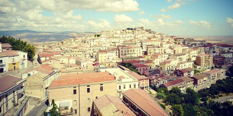 Ιταλική πόλη σε πληρώνει 2.000 ευρώ για να μετακομίσεις εκεί