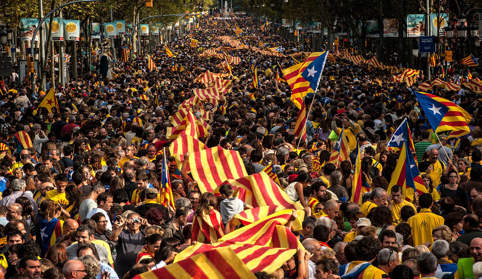 ΒΑΡΚΕΛΩΝΗ: Μισό εκατομμύριο Καταλανοί στους δρόμους υπέρ της ανεξαρτησίας