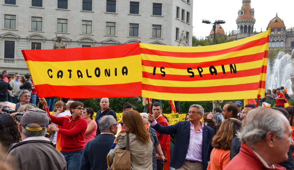ΙΣΠΑΝΙΑ: Χιλιάδες πολίτες φώναξαν στη Βαρκελώνη «Η Καταλονία είναι Ισπανία»