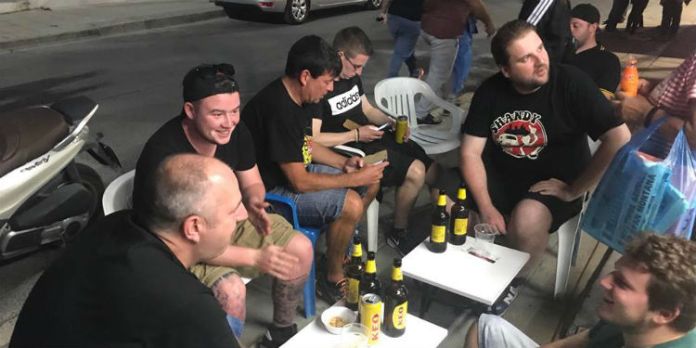 Οπαδοί της Ντόρτμουντ τα πίνουν έξω από το Αμμόχωστος! (ΦΩΤΟ)