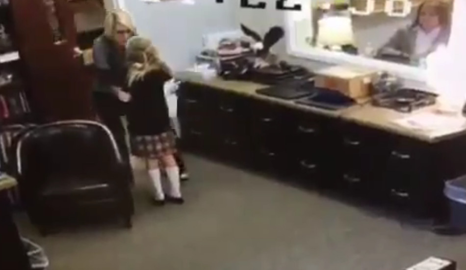 Σκηνές χαράς και συγκίνησης όταν 11χρονη έμαθε ότι επιτέλους υιοθετήθηκε - VIDEO