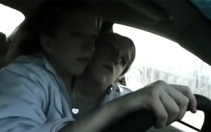 Οι σιαμαίες αδερφές που μπορούν ακόμη και να οδηγούν μαζί - VIDEO