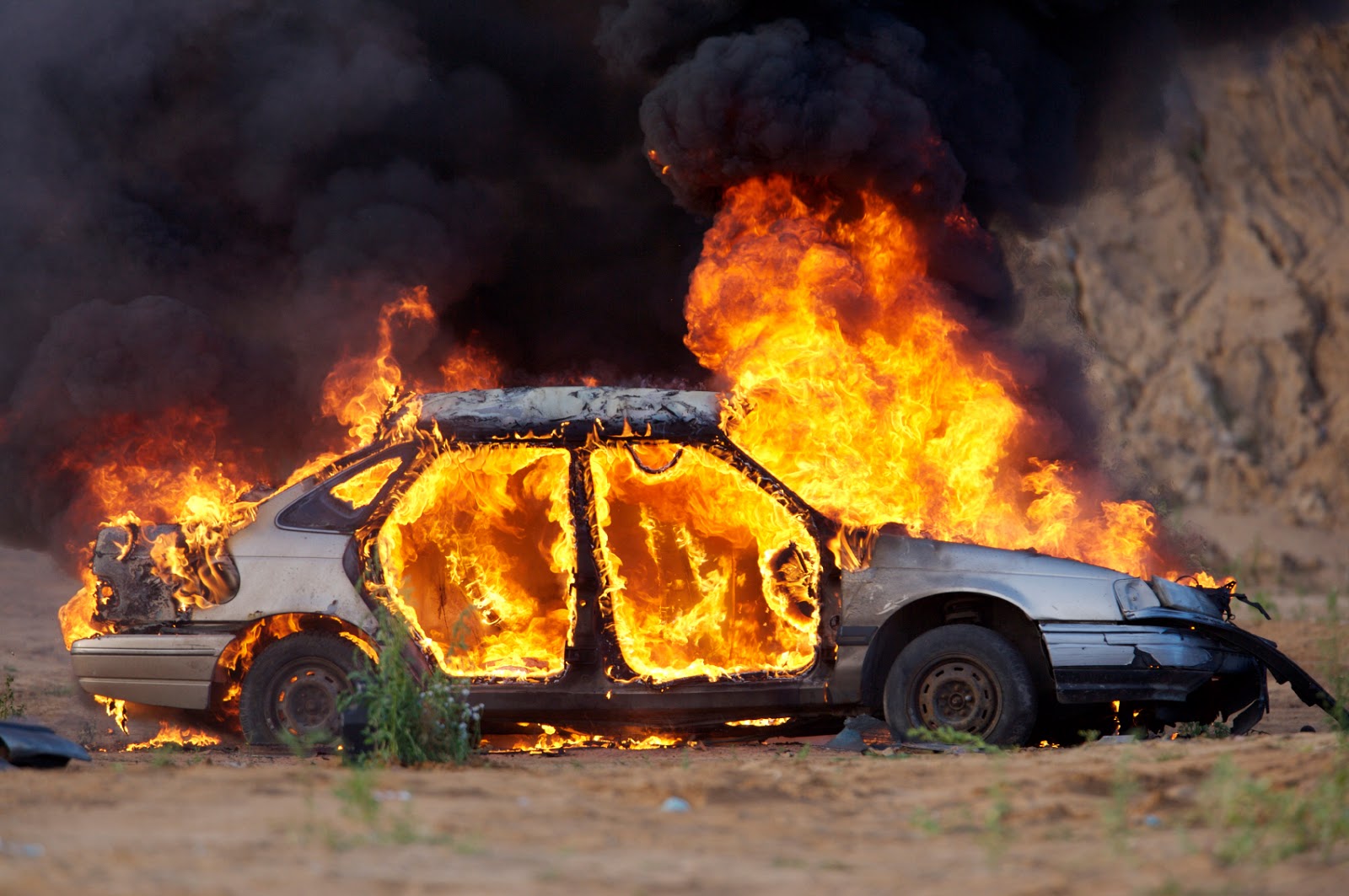 ΠΑΦΟΣ: Στις φλόγες τυλίχθηκε όχημα - Στην σκηνή η Αστυνομία