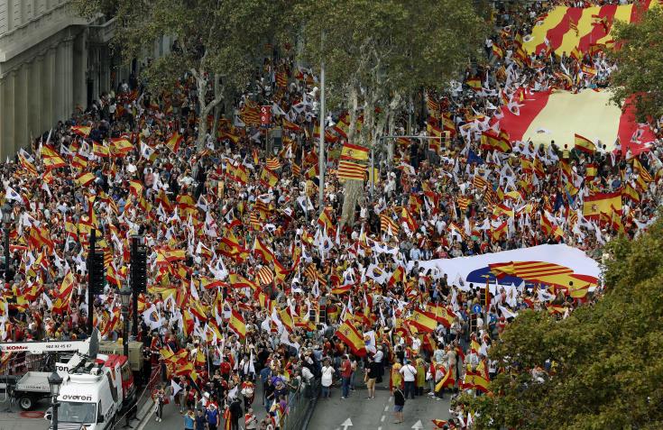 ΙΣΠΑΝΙΑ: Στρατιωτική παρέλαση στη Μαδρίτη για την εθνική της ημέρα με φόντο τις προσπάθειες απόσχισης της Καταλονίας