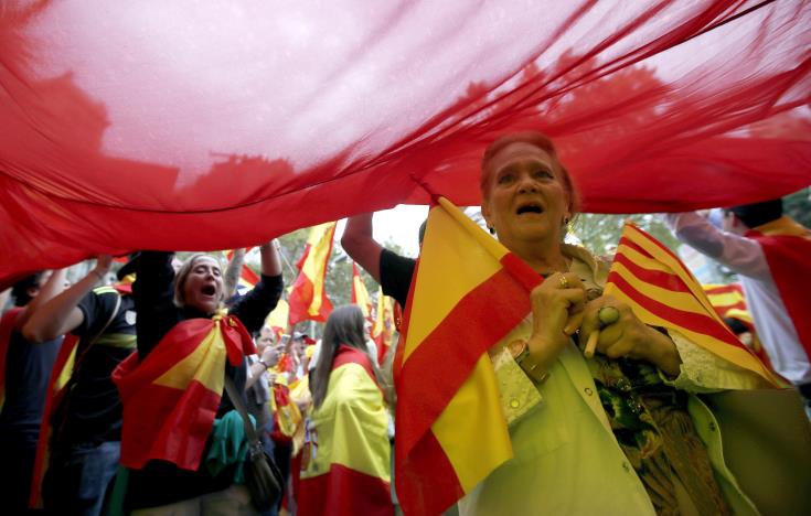 Επεισόδια και κατασχέσεις καλπών και ψηφοδελτίων στην Καταλονία