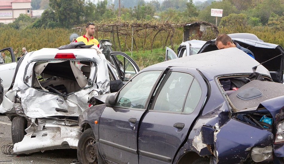 Σφοδρή σύγκρουση τριών οχημάτων στον δρόμο Λεμεσού – Πλατρών - Στο νοσοκομείο πέντε άτομα