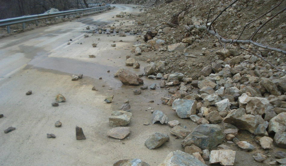 ΕΚΤΑΚΤΟ: Κατολίσθηση βράχων στο δρόμο Λεμεσού – Πλατρών - Ανακοίνωση Αστυνομίας προς οδηγούς